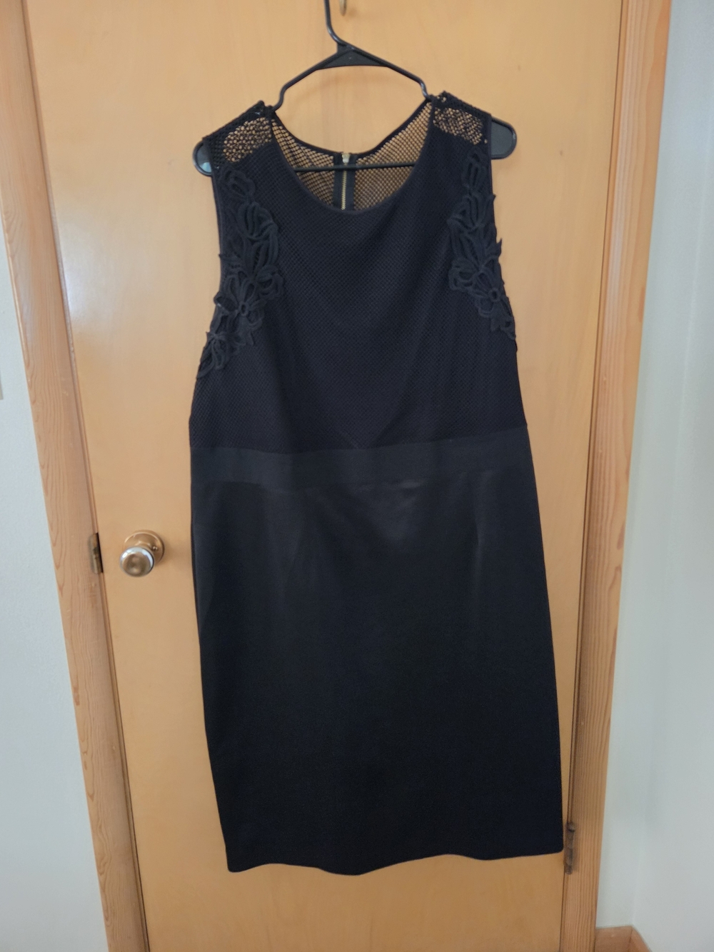 Sleeveless Black Midi Dress with Floral Appliqué